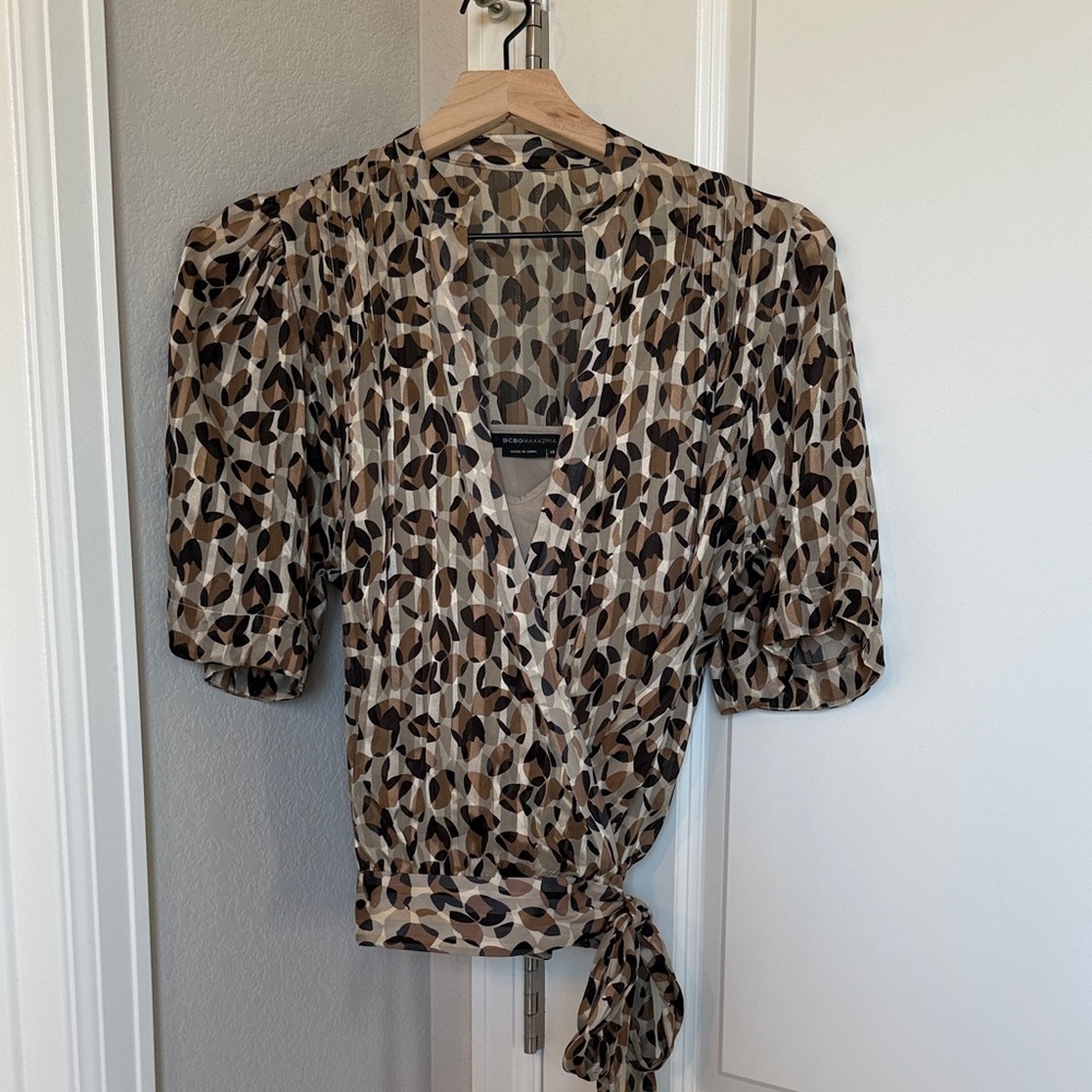 BCBGMaxAzria Silky Wrap Style Blouse w/ Matching Cami 🤎